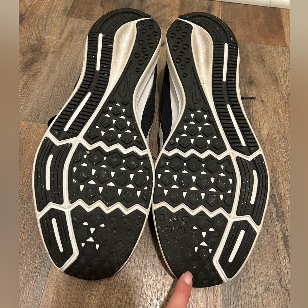 Nike Black and White Men's Sneakers - Picture 7 of 7